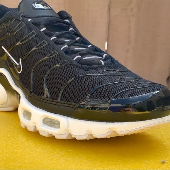 Nike AIR MAX PLUS Women's Running Shoes BLACK WHITE DM2362-001 Size 9 Men's 7.5 - Picture 4 of 16